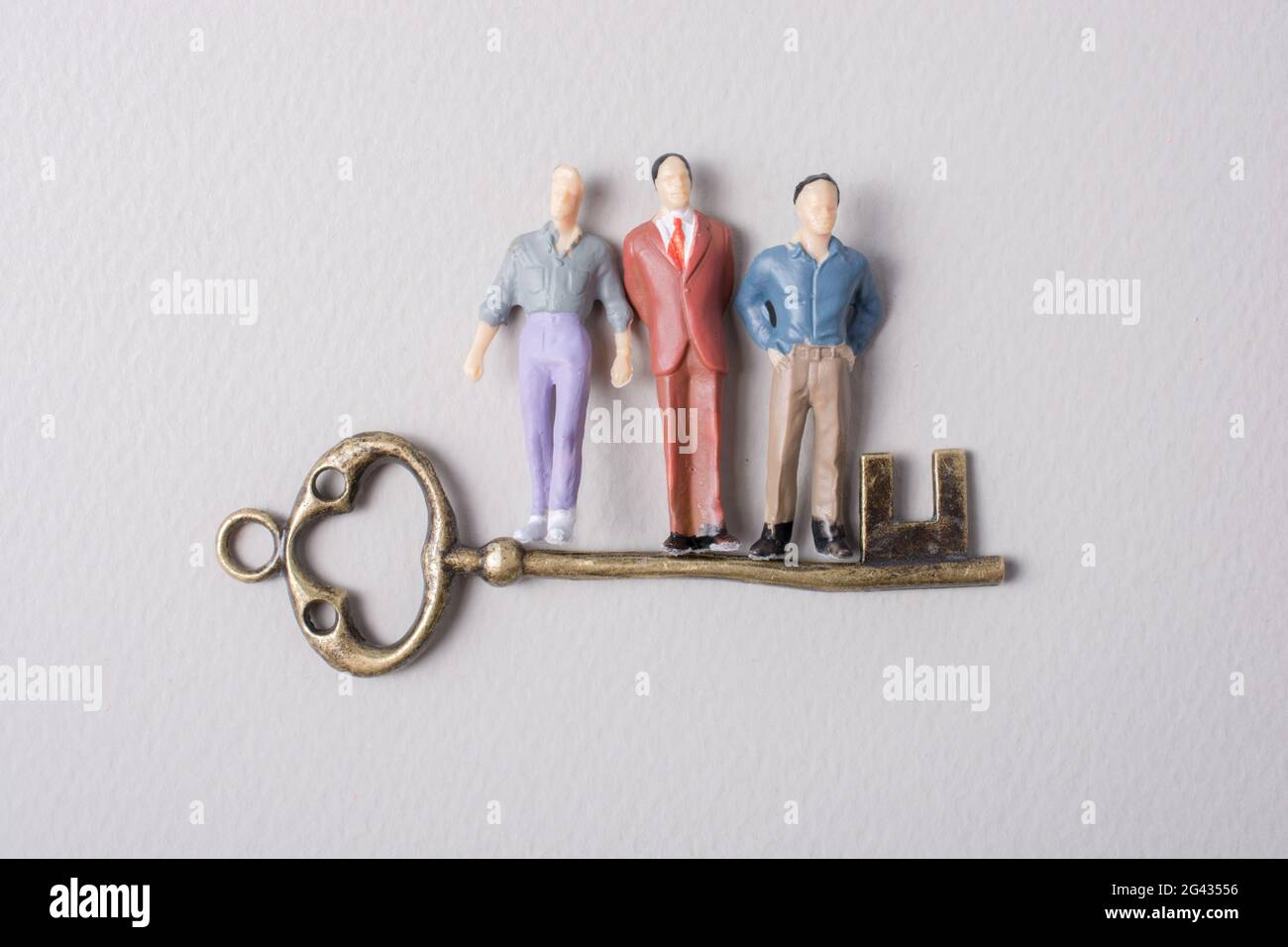 Minuscola figurina di modello uomo e chiave retrò Foto Stock