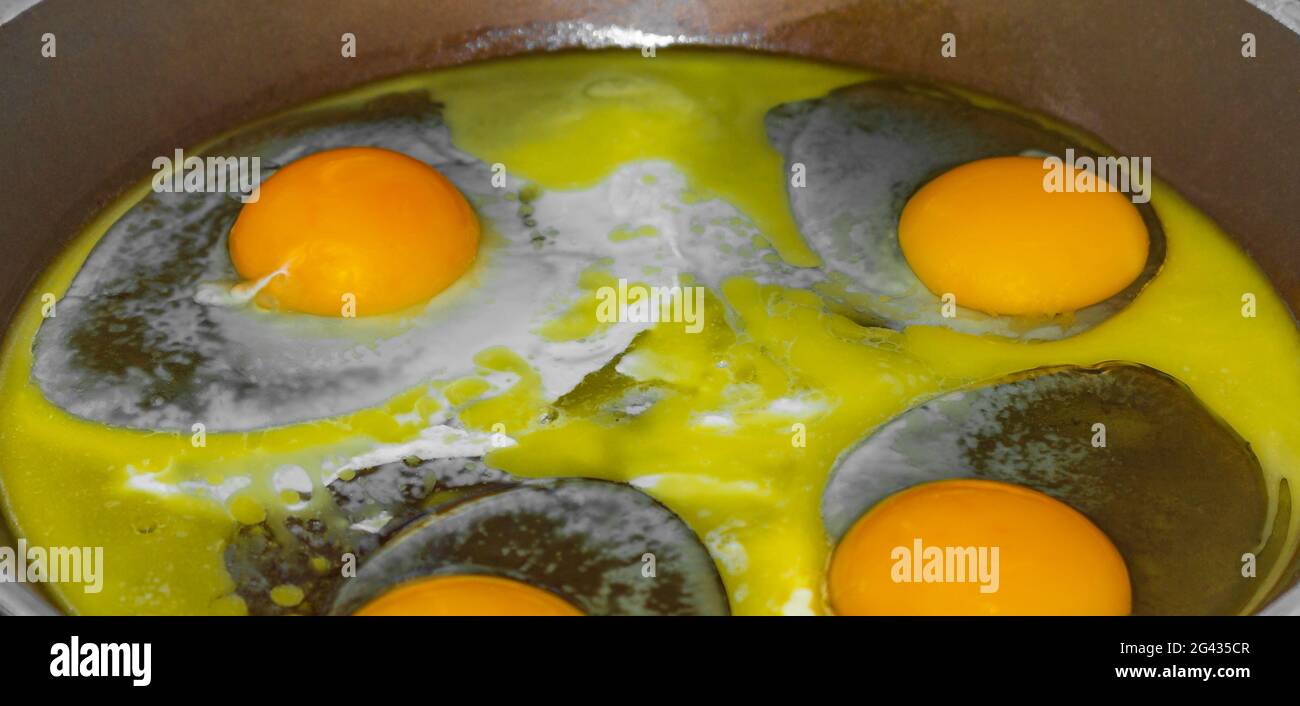 Friggete le uova e preparate le uova fritte nella padella al mattino. Foto Stock