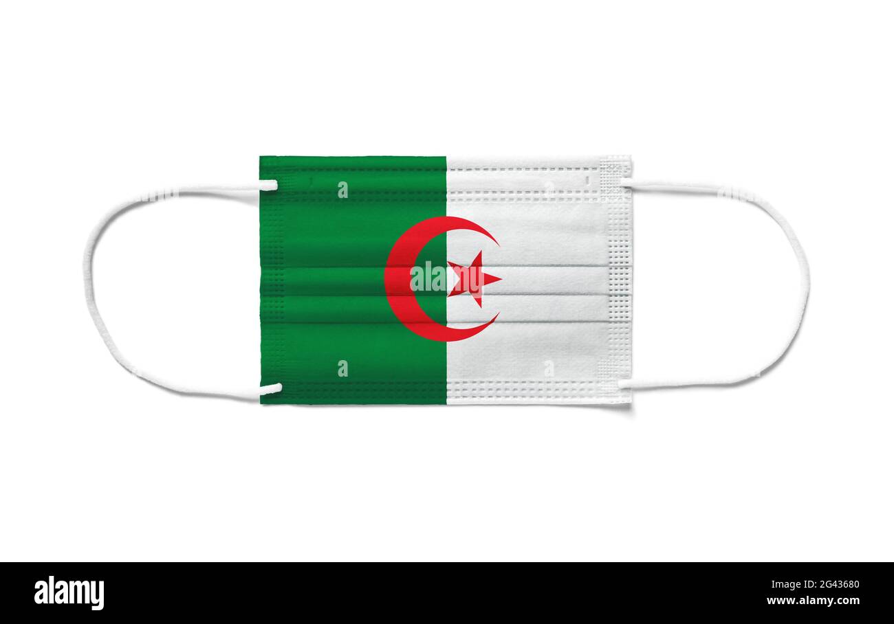 Bandiera dell'Algeria su una maschera chirurgica monouso. Sfondo bianco Foto Stock