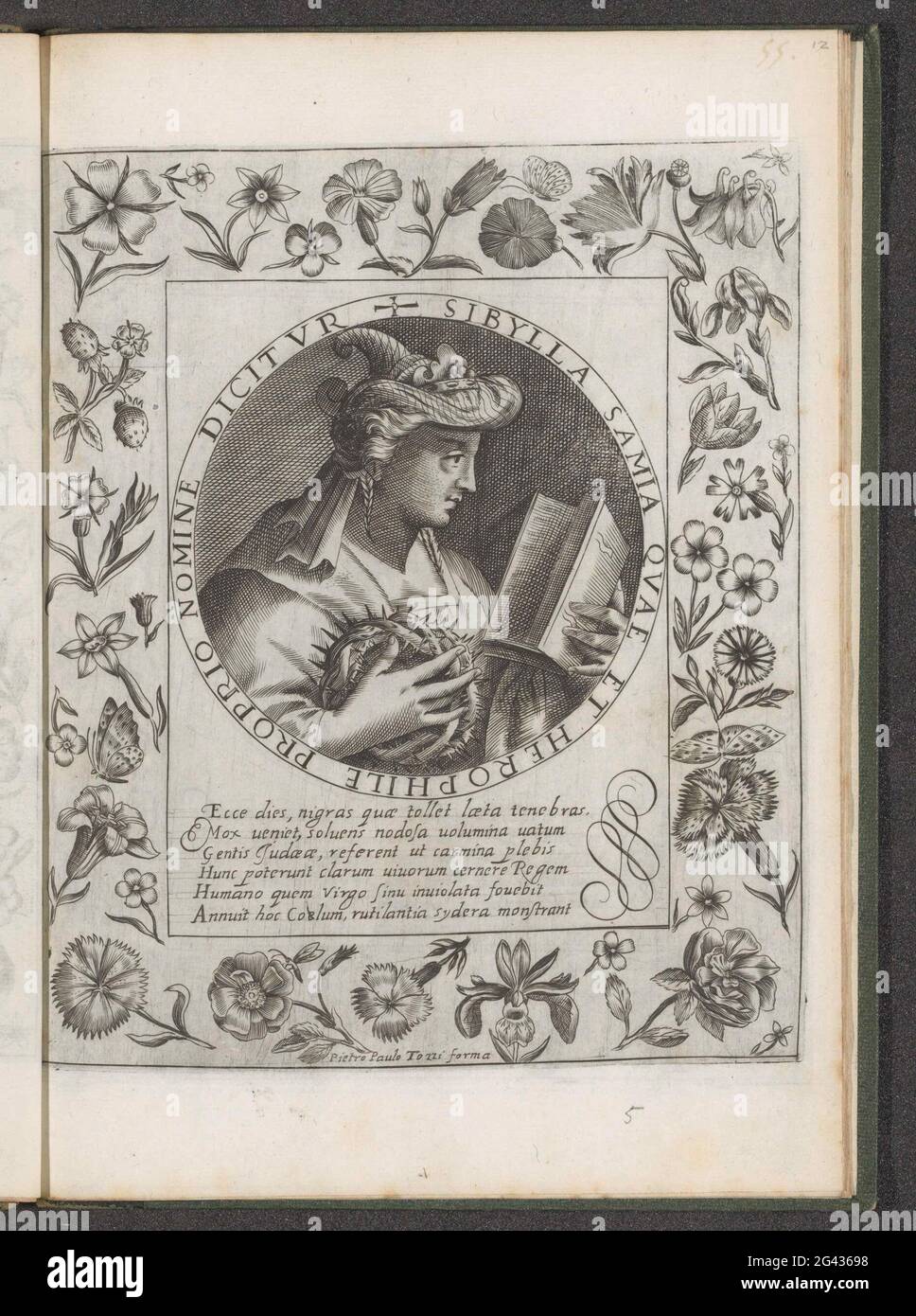 Sibille di Samos; Imagini Gentilissime delle Dodici Sibille (...). Busto della Sibilla di Samos. Nella sua mano destra tiene una corona di spine e un libro in pendenza nella sua mano sinistra. Lo spettacolo è catturato in un medaglione con una periferica in latino. Sotto la mostra una didascalia di sei righe in latino. Intorno ad una cornice con fiori, tra cui akelei e fragola. Stampa fa parte di un album. Foto Stock
