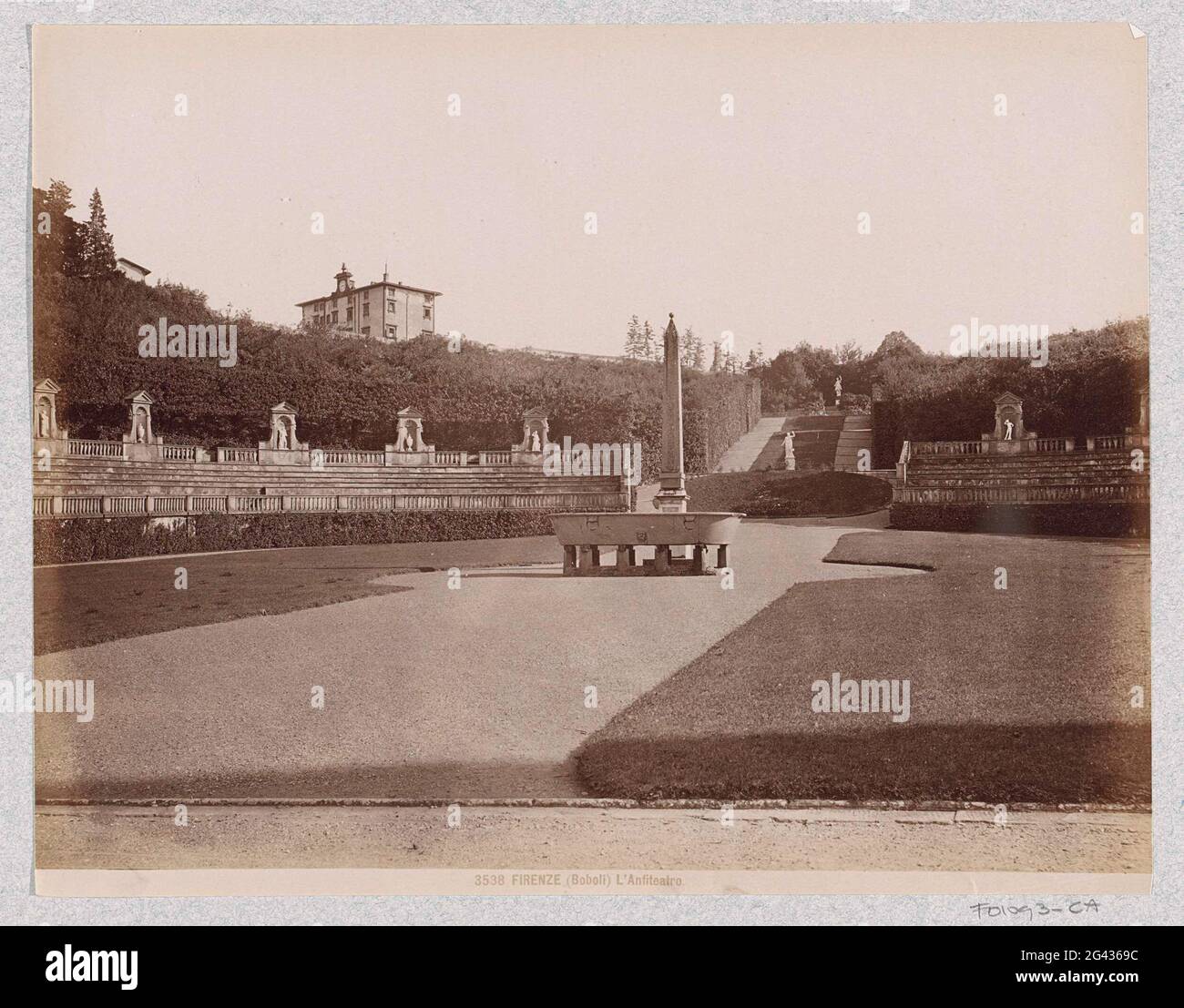 Anfiteatro con l'obelisco di Ramses II nei giardini di Boboli a Palazzo Pitti a Firenze; Firenze (Boboli) l'anfiteatro. Parte dell'album di viaggio con foto di luoghi di interesse a Genova, Firenze e Venezia. Foto Stock