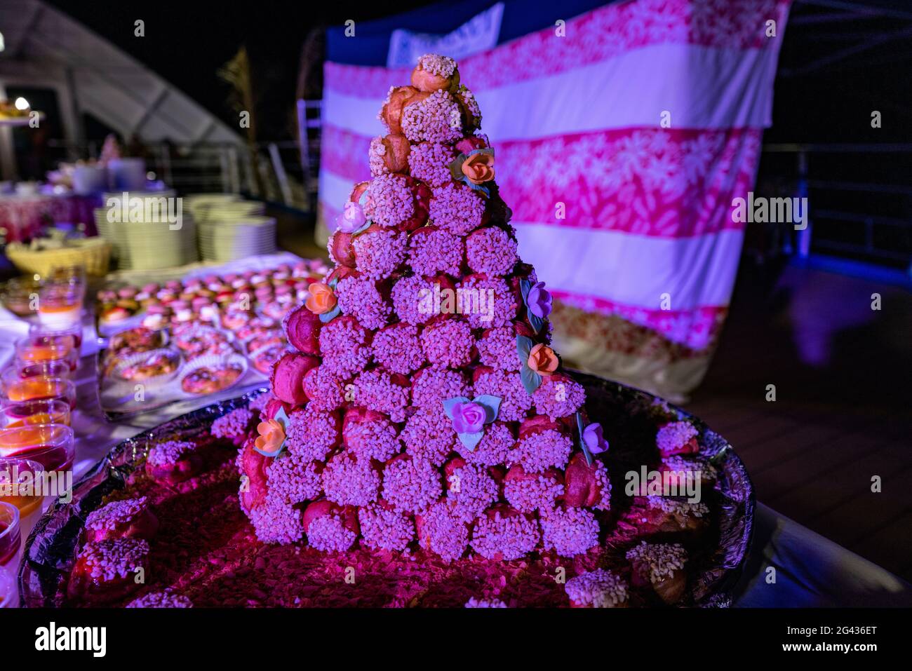 Torta per dessert alla serata polinesiana con un ricco buffet e intrattenimento culturale a bordo della nave da carico Aranui 5 (Aranui Cruises), Foto Stock
