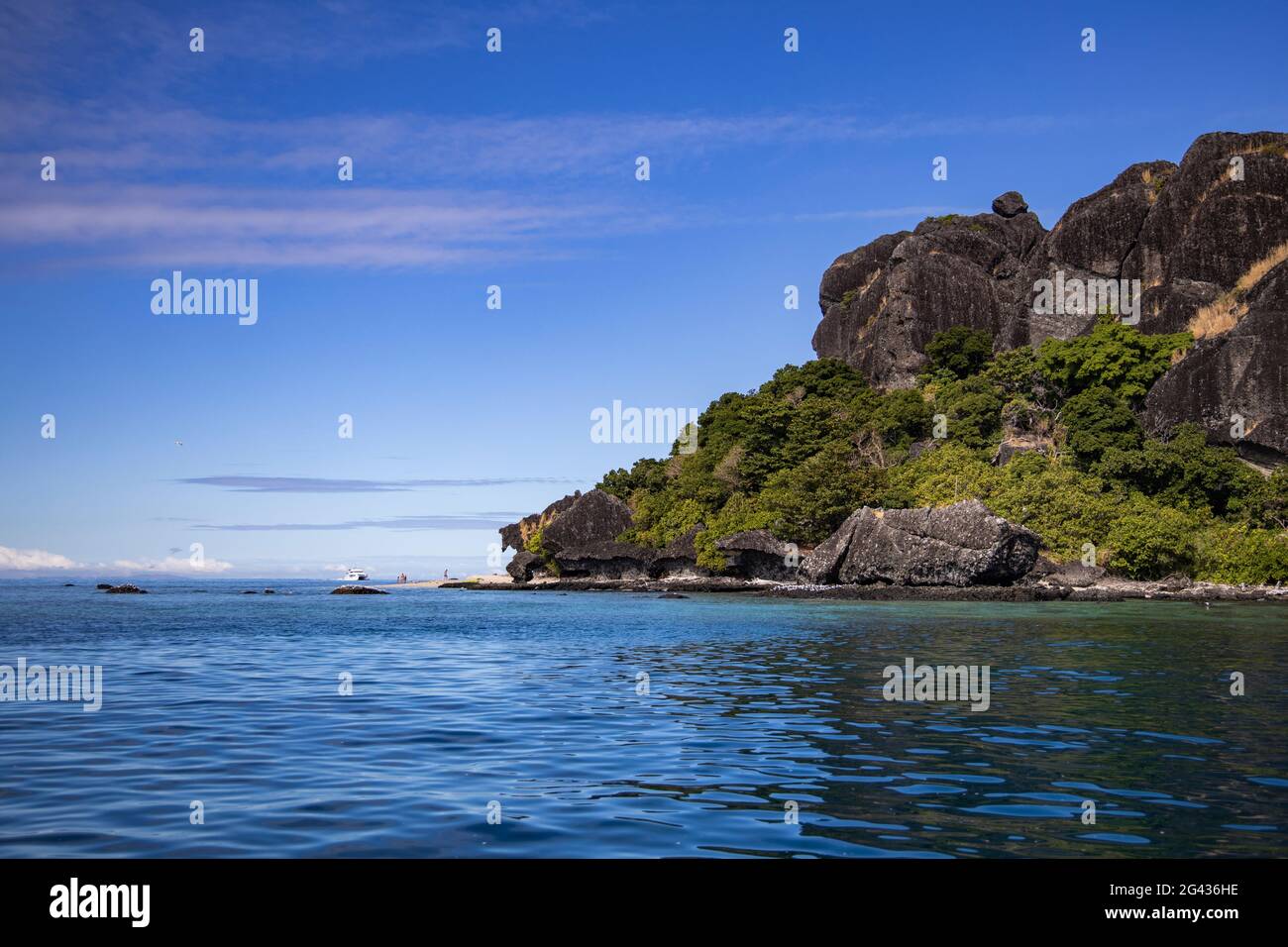 Isola di Vomo Lailai con catamarano Yasawa Flyer II (South Sea Cruises) in lontananza, Isola di Little Vomo, Gruppo di Mamanuca, Isole Fiji, Sud Pacifico Foto Stock