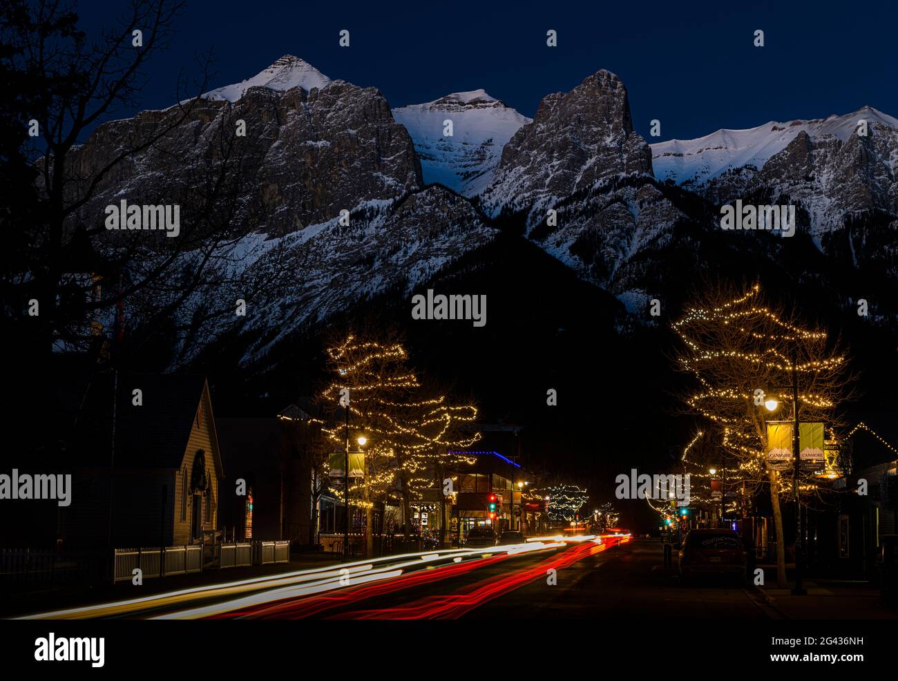 Luci di Natale su Main Street di notte, Canmore, Alberta, Canada Foto Stock
