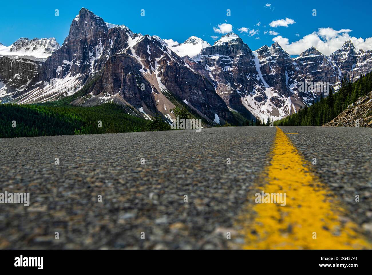 Paesaggio con strada e Montagne Rocciose canadesi, Moraine Lake Road, Banff National Park, Alberta, Canada Foto Stock