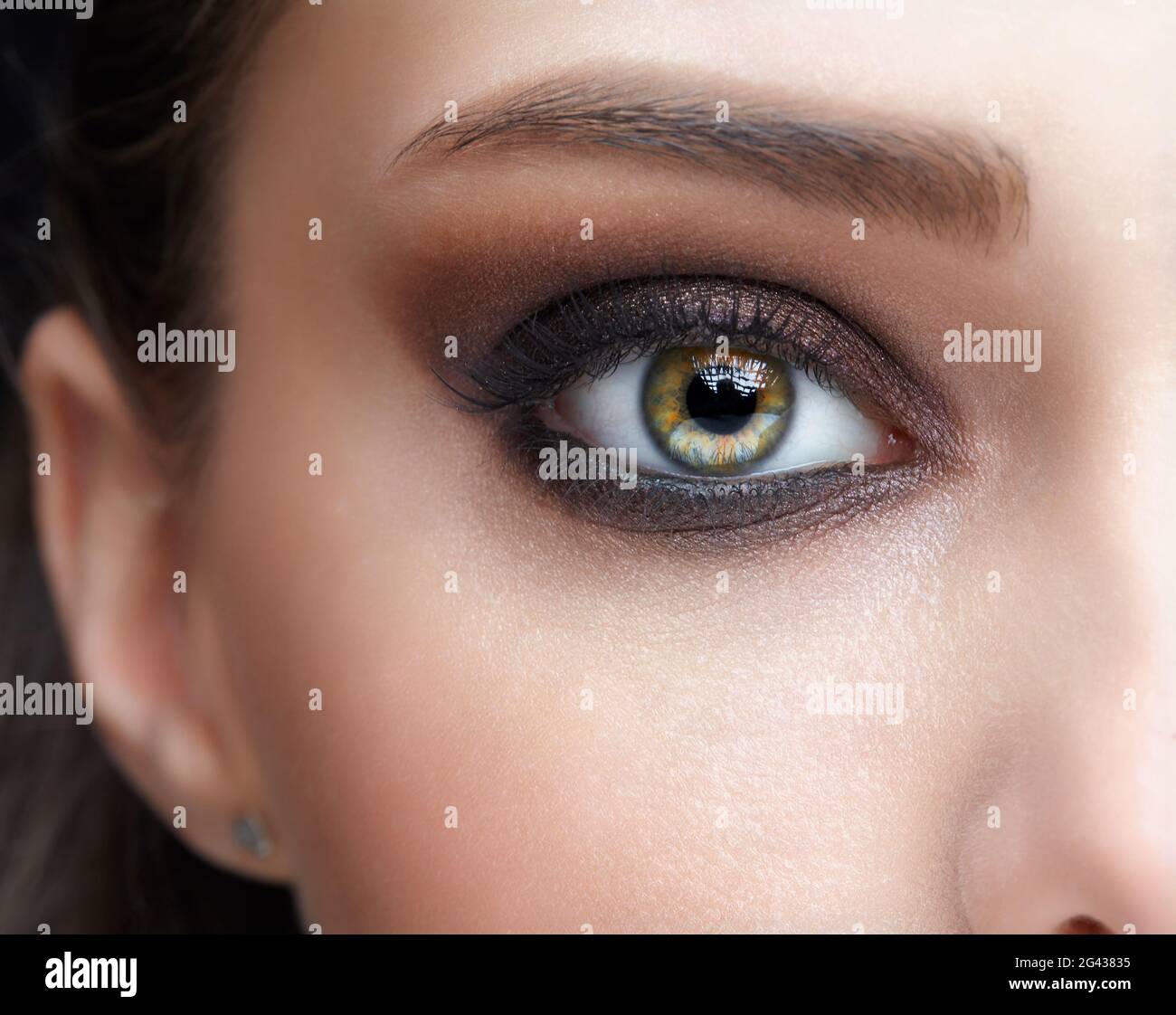 Macro closeup dell'occhio umano femminile con ombre degli occhi rosa Foto Stock