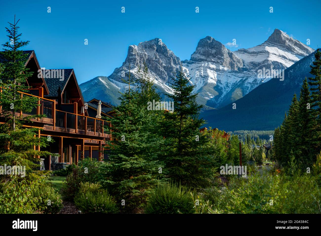 Paesaggio con casa di legno e Canadian Rockies, Canmore, Alberta, Canada Foto Stock