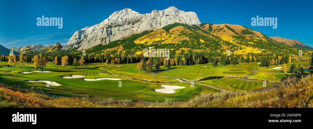 Paesaggio con vista sulle montagne e Kananaskis Golf Course, Kananaskis, Alberta, Canada Foto Stock