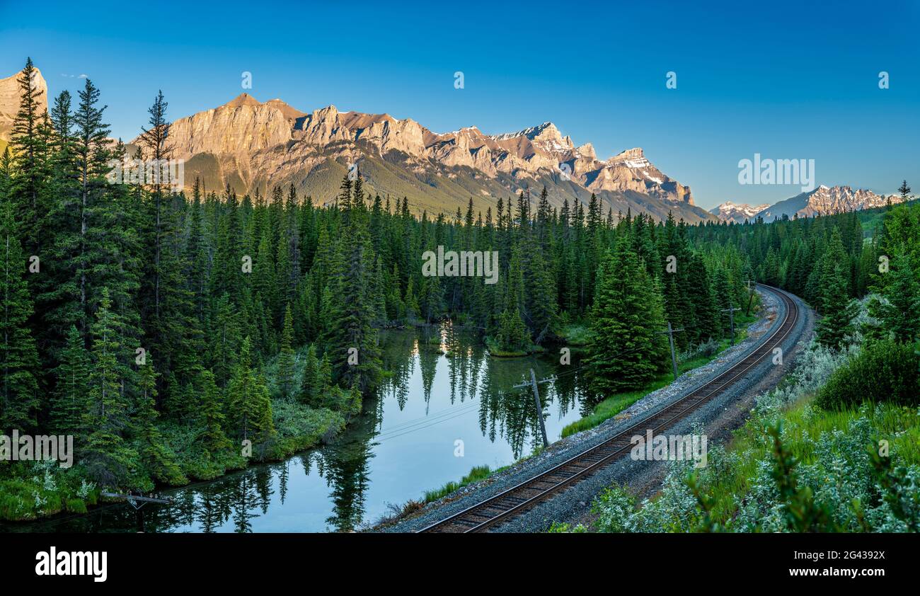 Paesaggio con binari ferroviari e catena montuosa, Canmore, Alberta, Canada Foto Stock
