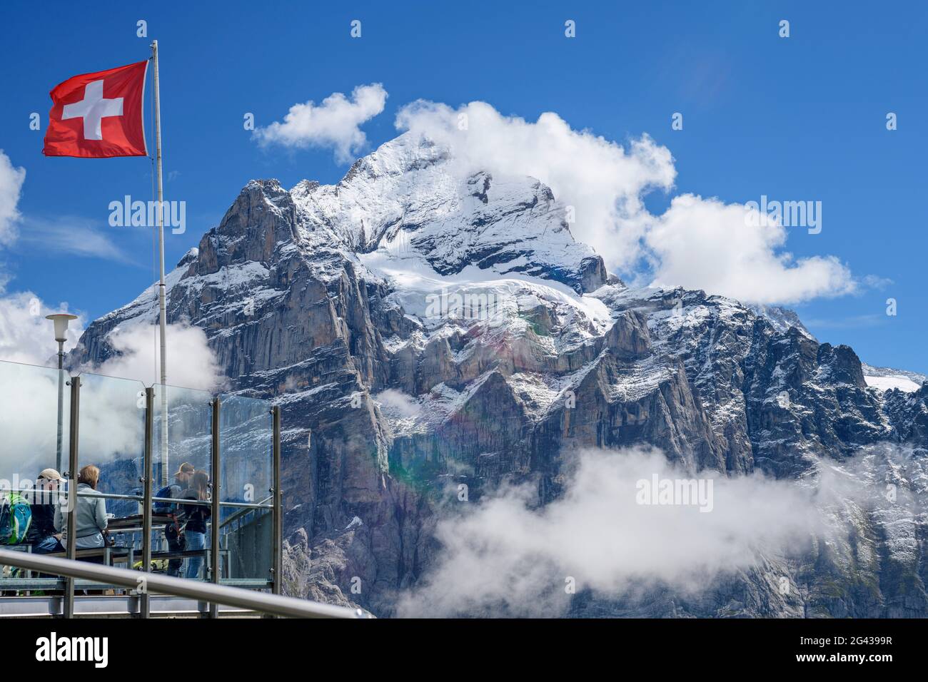 Molte persone sulla terrazza in un primo momento con una vista di Wetterhorn, prima, Grindelwald, Oberland Bernese, patrimonio naturale dell'UNESCO Alpi svizzere Jungf Foto Stock