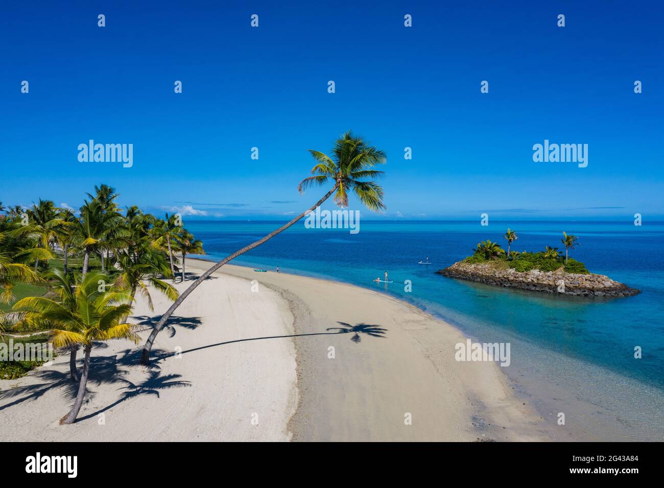 Vista aerea di un residence villa sistemazione nel Six Senses Fiji Resort con palme da cocco, spiaggia e famiglia godendo di attività di sport acquatici nex Foto Stock