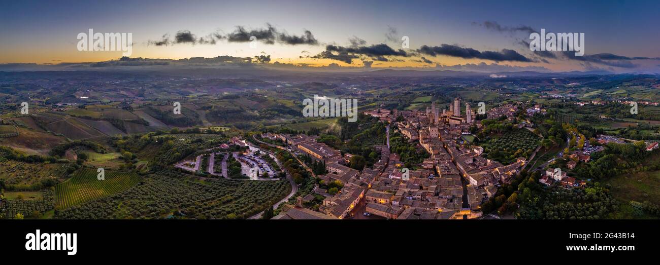 Vista dall'alto dell'alba su San Gimignano, provincia di Siena, Toscana, Italia Foto Stock