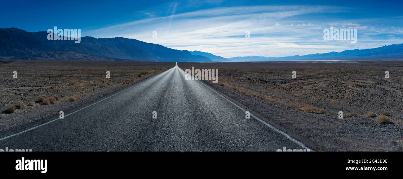 Badwater Road attraverso il deserto, Death Valley National Park, California, Stati Uniti Foto Stock