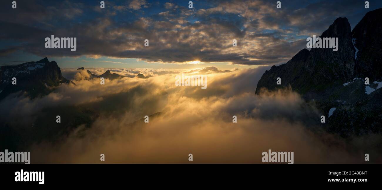 Nebbia all'alba intorno a Mefjorden, Senja, Norvegia Foto Stock