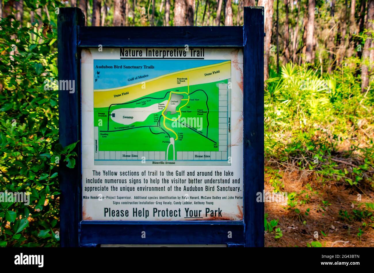 Una mappa aiuta i visitatori a navigare i sentieri presso l'Audubon Bird Sanctuary, 17 giugno 2021, a Dauphin Island, Alabama. Foto Stock