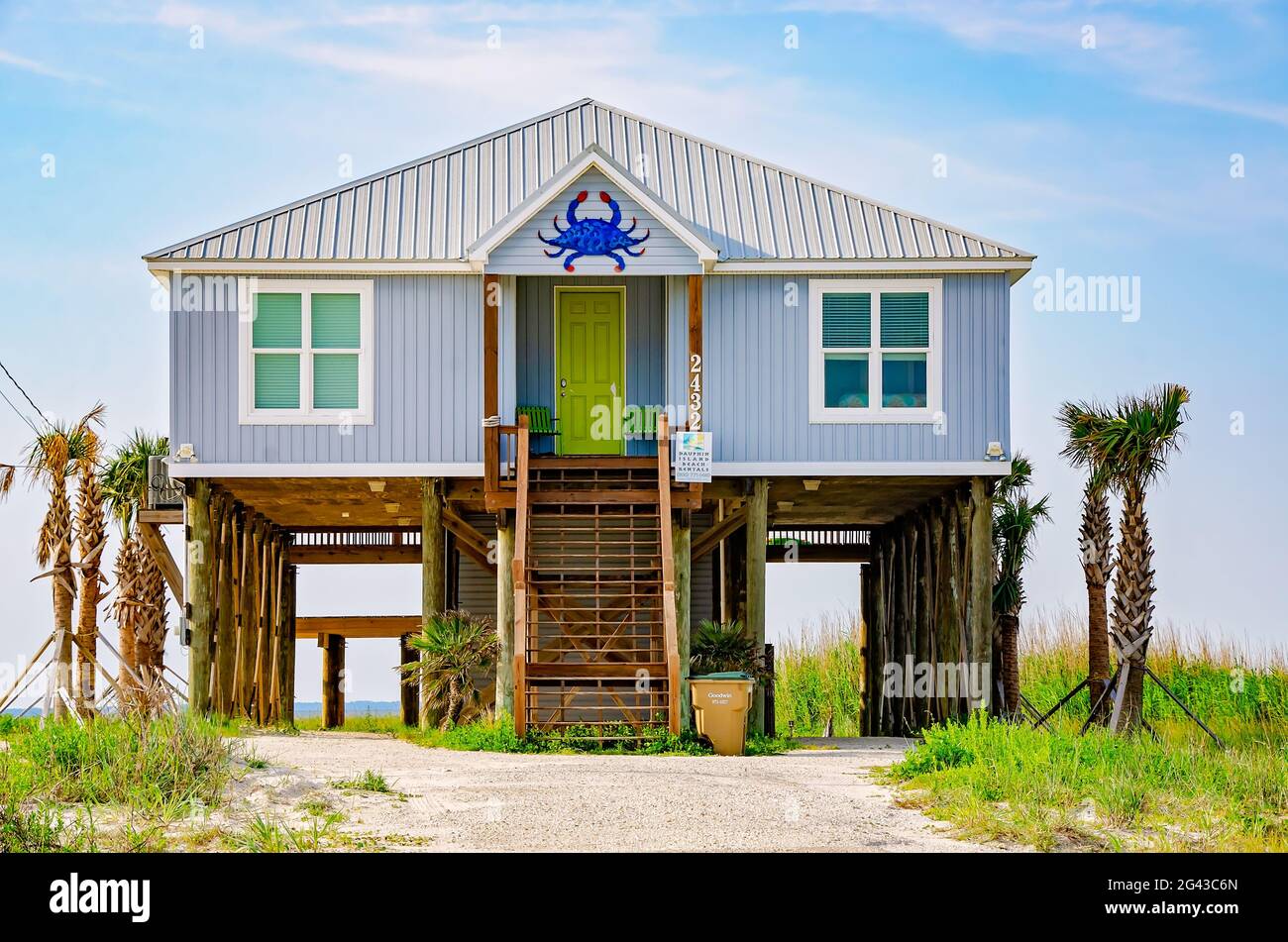 Una tipica casa sulla spiaggia è raffigurata, il 17 giugno 2021, a Dauphin Island, Alabama. L'isola di barriera ospita 1,238 residenti tutto l'anno. Foto Stock