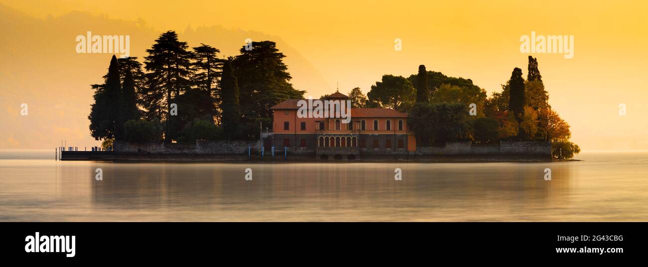 Isola di San Paolo al tramonto, Lago d'Iseo, Lombardia, Italia Foto Stock