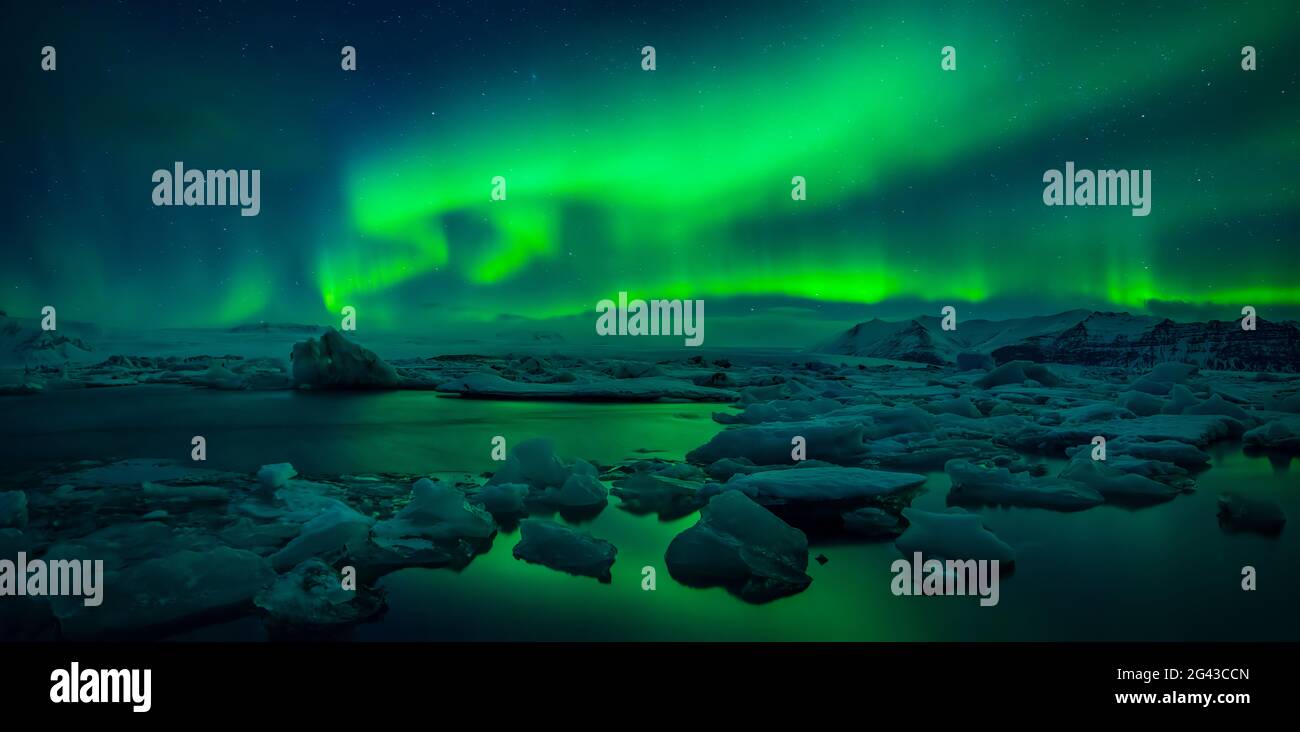 Aurora boreale sopra Jokulsarlon laguna glaciale, Islanda Foto Stock