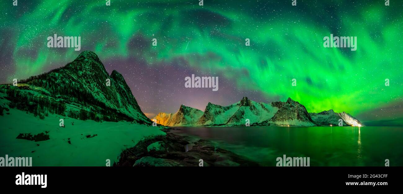 Aurora borealis sopra le montagne di Kliptinden, Senja, Norvegia Foto Stock