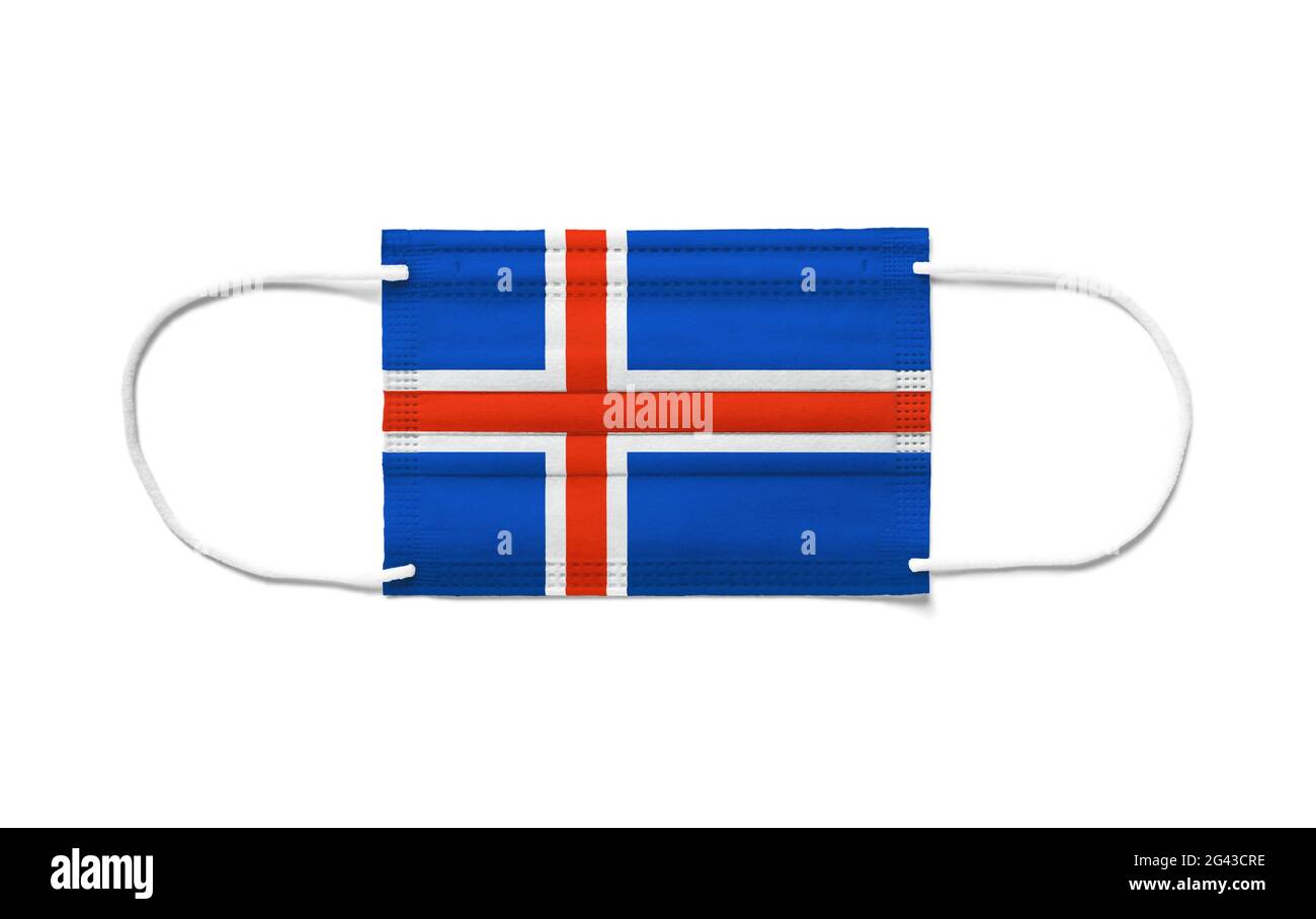 Bandiera dell'Islanda su una maschera chirurgica monouso. Sfondo bianco Foto Stock
