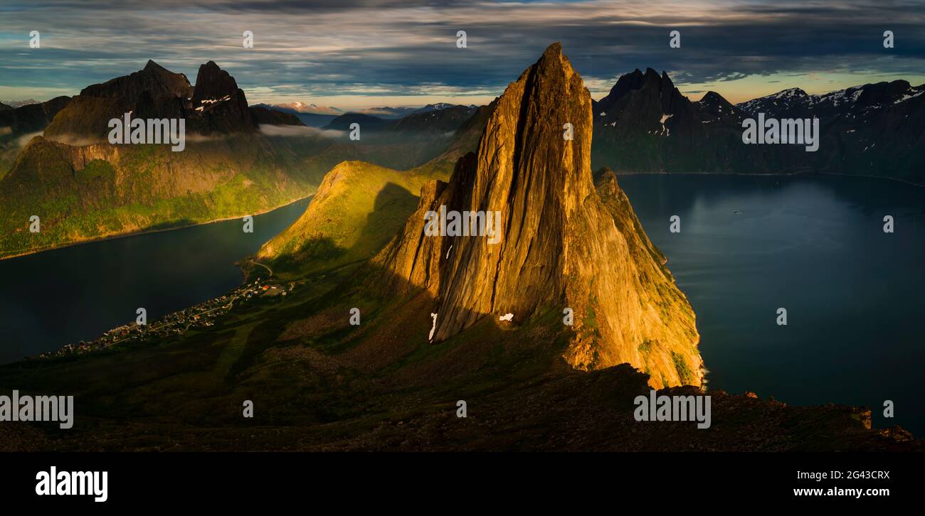 Paesaggio con la montagna Segla e Fjordgard villaggio al tramonto, Senja, Norvegia Foto Stock