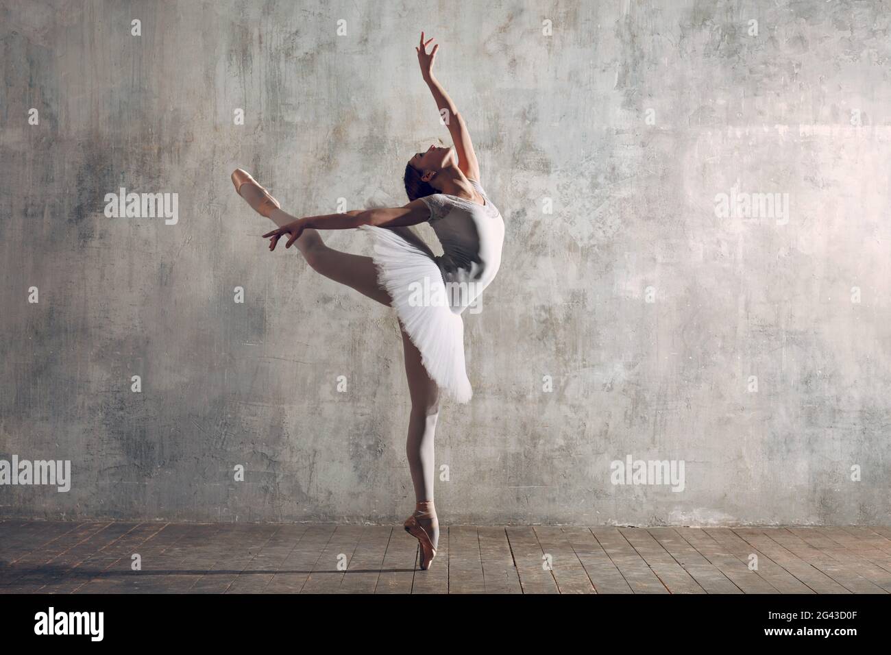 Ballerina pas nella sala da ballo. Balletto classico Foto Stock