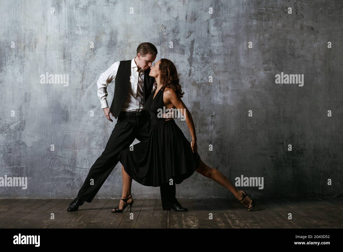 Uomo e donna in abito nero dance tango Foto Stock