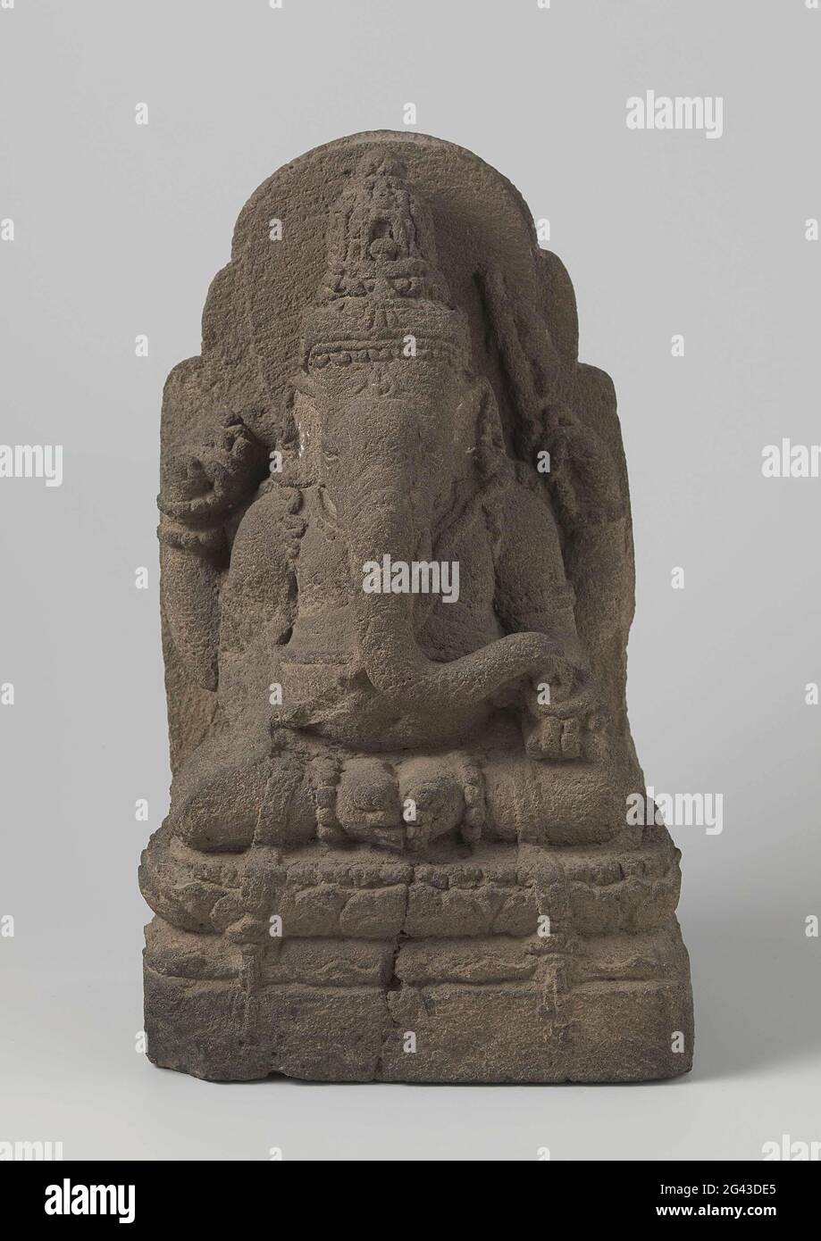 Ganesha. Ganesha con un'ascia in alto a sinistra e in alto a destra un  cordone di preghiera. La parte superiore destra è rotta sopra il ginocchio.  Nella mano inferiore, che è sul