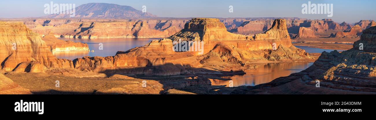 Paesaggio con canyon e lago, lago Powell, Glen Canyon National Recreation Area, Utah, Stati Uniti Foto Stock