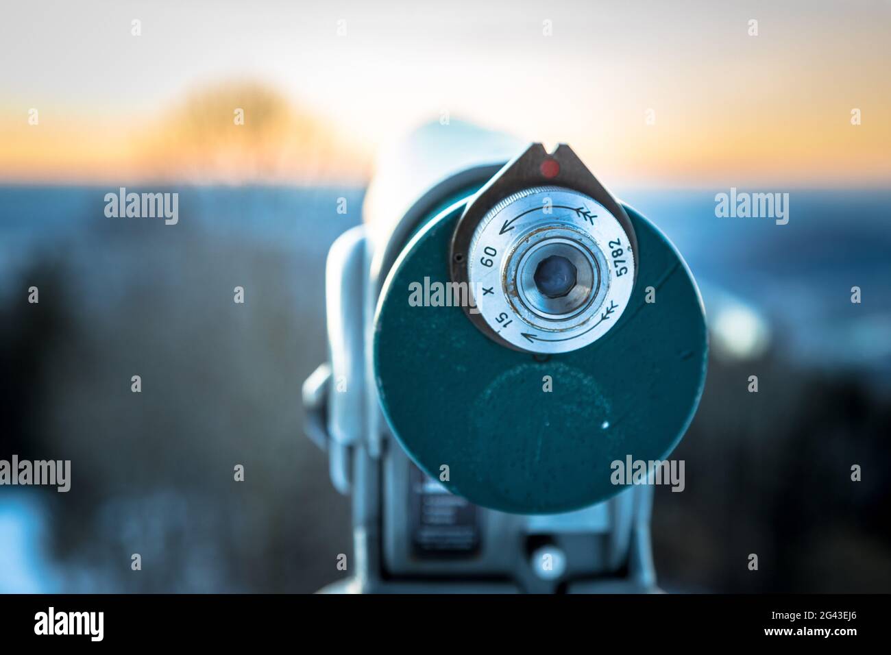 Concetto di futuro e ispirazione: Binoculare turistico, paesaggio in background sfocato. Periodo invernale Foto Stock