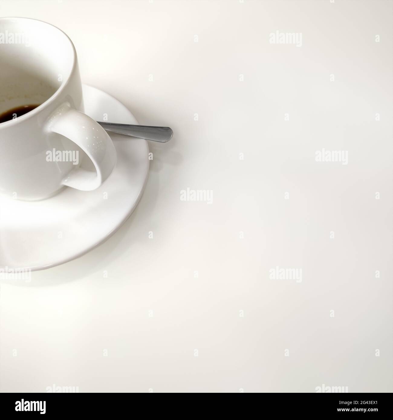 Tazza finita di caffè sfondo bianco Foto Stock