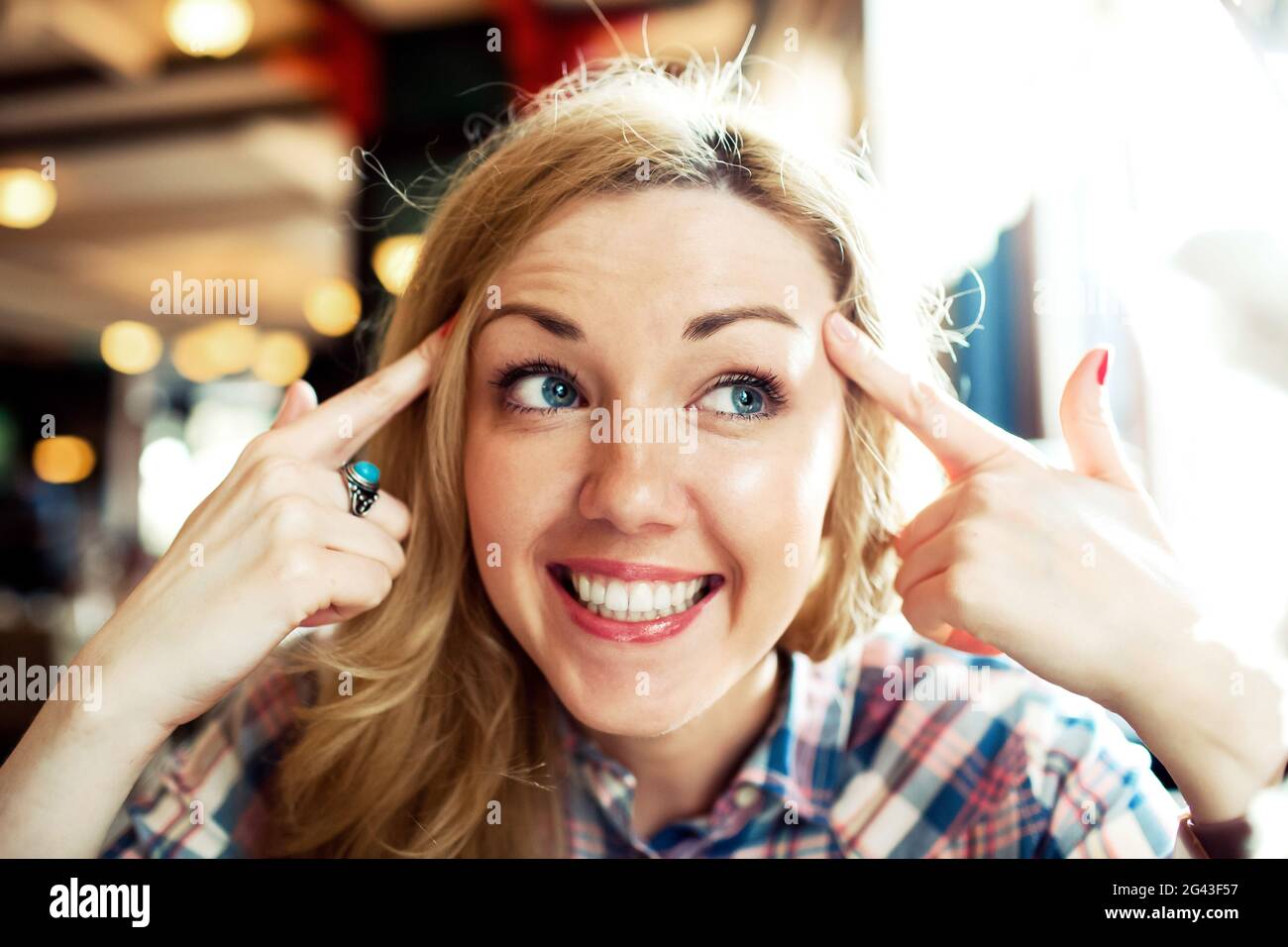 Giovane intelligente positivo pensare donna di successo sorridente. Foto Stock