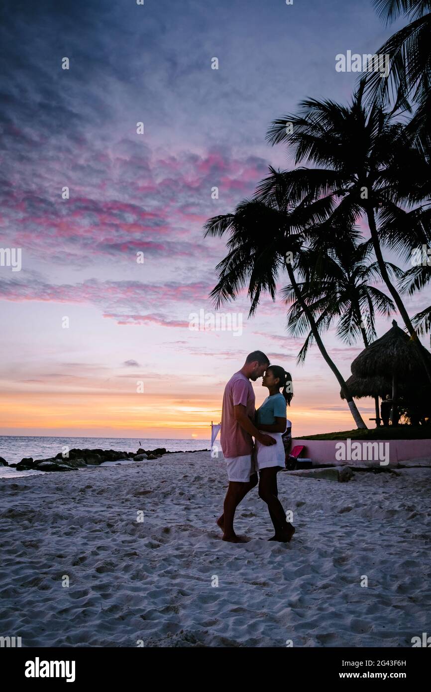 Tramonto Aruba alla spiaggia di Divi, colorato tramonto sulla spiaggia di Aruba Foto Stock