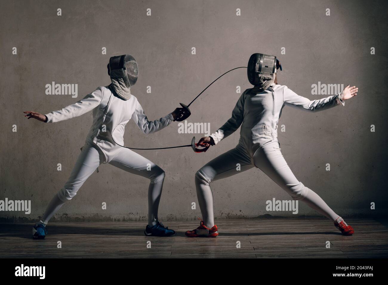 Donna Fencer con spada scherma. Fencers duello concetto Foto Stock