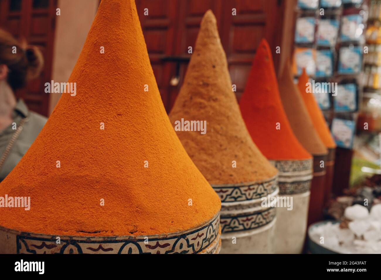 Spezie rosse e arancioni dai colori vivaci nel bazar orientale. Foto Stock