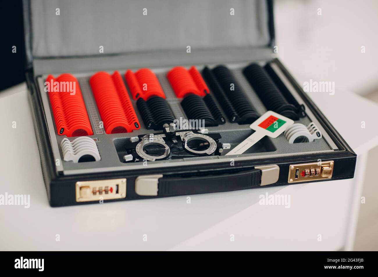 Scatola di prova per l'optalmologia. Lo strumento universale messbrille dell'ottomettista e oculista. Set di occhiali diottrici in salone ottico. Foto Stock