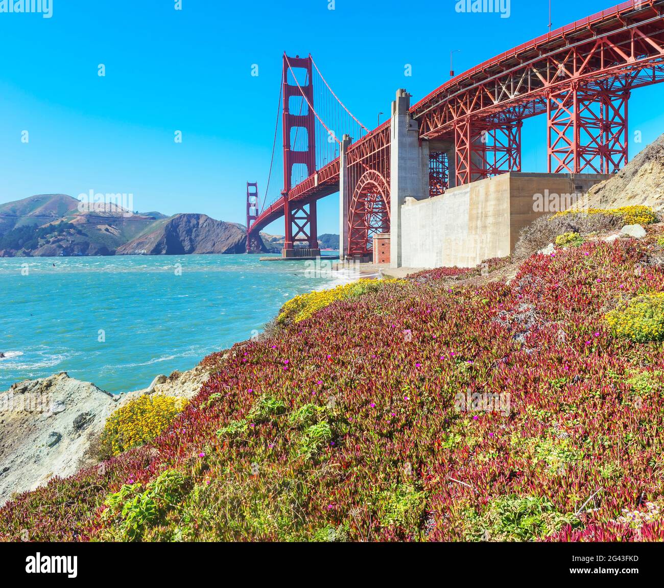 Vista del Golden Gate Bridge dalla spiaggia di Bakery, San Francisco, California, USA Foto Stock