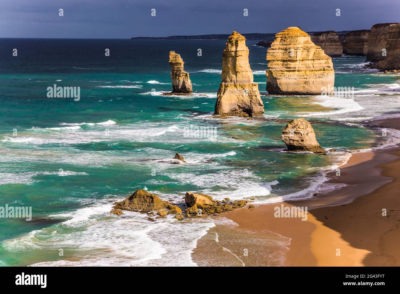 Rocce dodici Apostoli nel surf oceanico Foto Stock