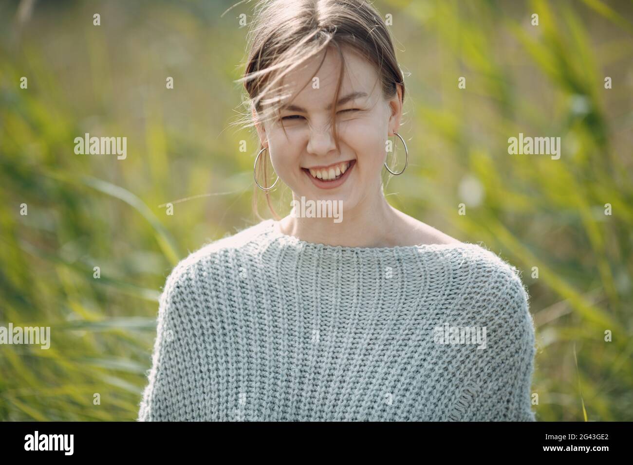 Bella donna sorridente ritratto all'aperto nel parco in estate. Foto Stock