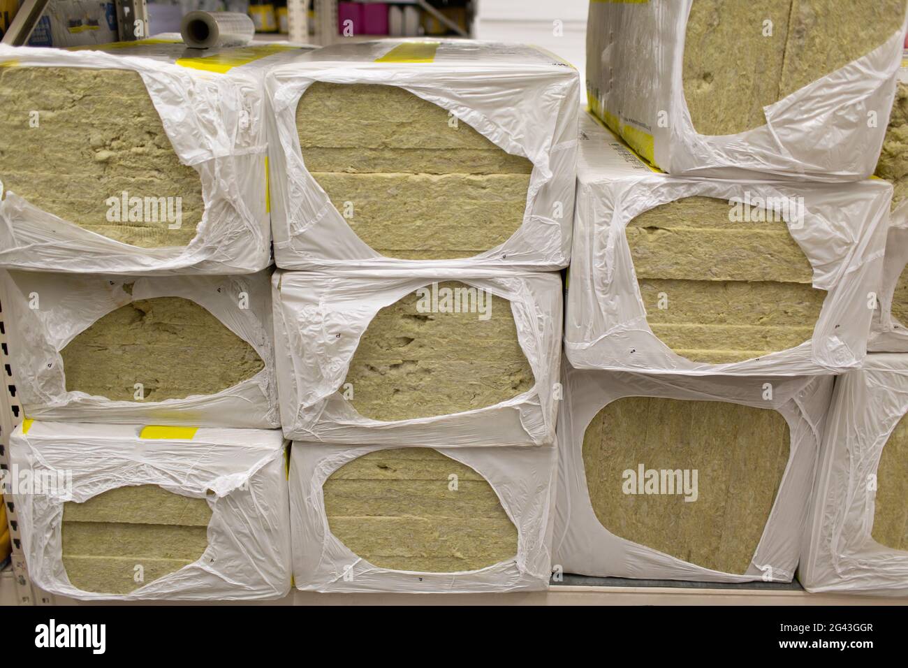 Materiale giallo termoisolante in rotoli per magazzino all'ingrosso Foto Stock
