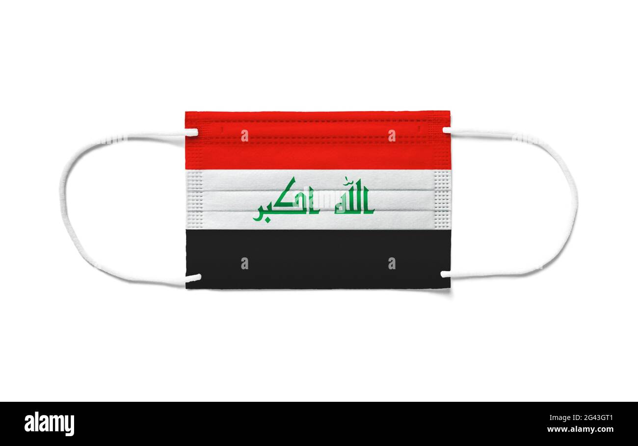 Bandiera dell'Iraq su una maschera chirurgica monouso. Sfondo bianco Foto Stock