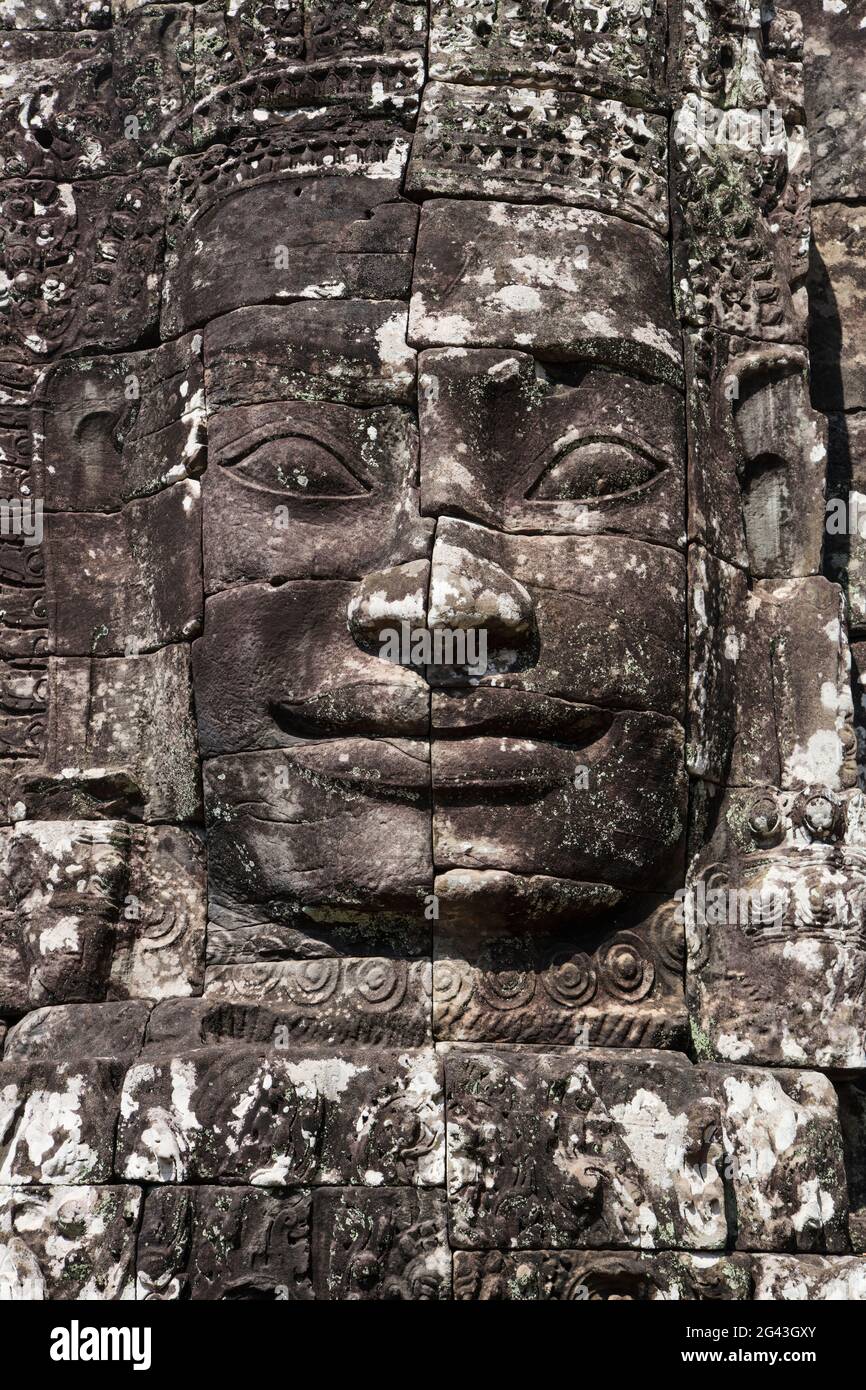 Grandi volti scolpiti in pietra al tempio di Bayon, Angkor Wat, vicino Siem Reap, Siem Reap Provincia, Cambogia, Asia Foto Stock