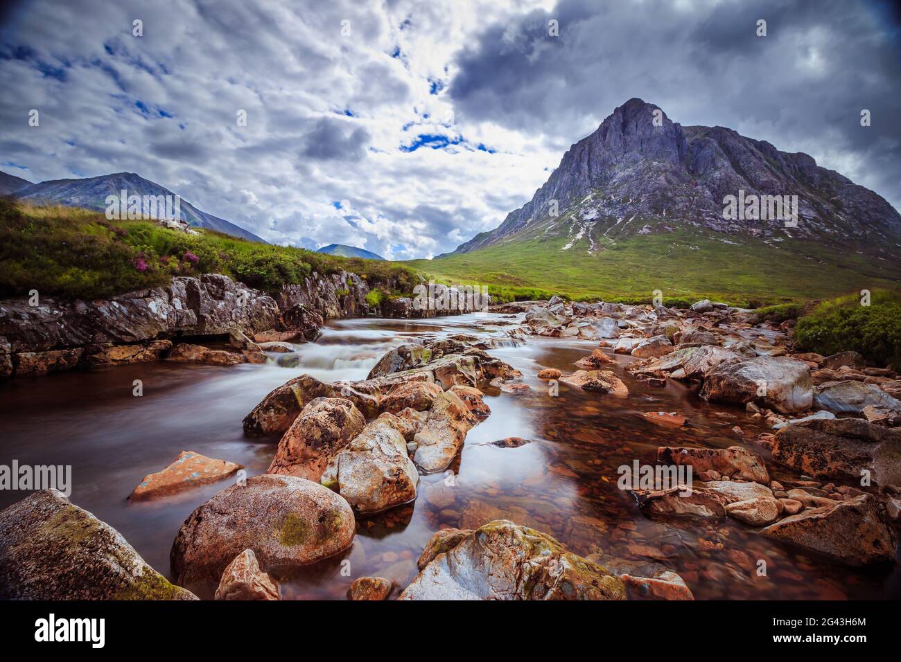Splendido paesaggio montano sul fiume a Glen Coe, Scottish Highlands, Scozia Foto Stock