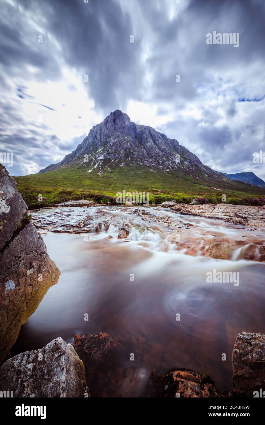Splendido paesaggio montano sul fiume a Glen Coe, Scottish Highlands, Scozia Foto Stock