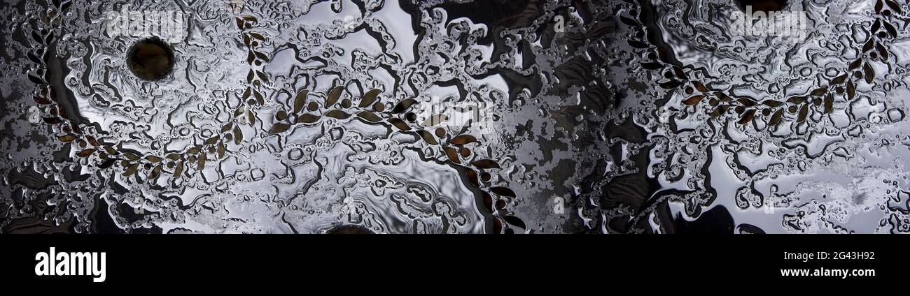 Primo piano di gocce di pioggia sul tavolo nero Foto Stock