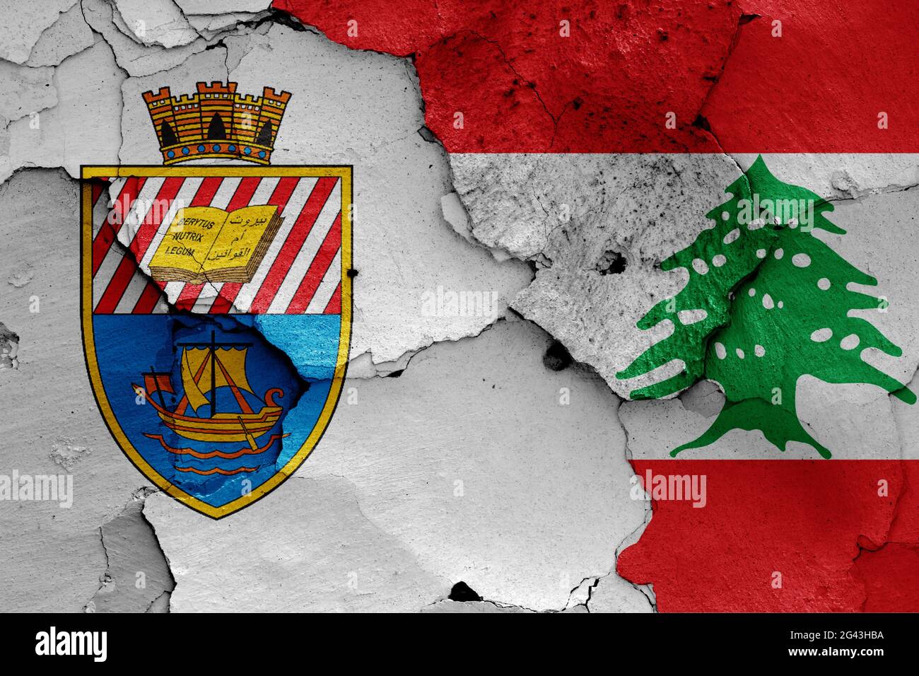 Bandiere di Beirut e Libano dipinte su pareti incrinate Foto Stock