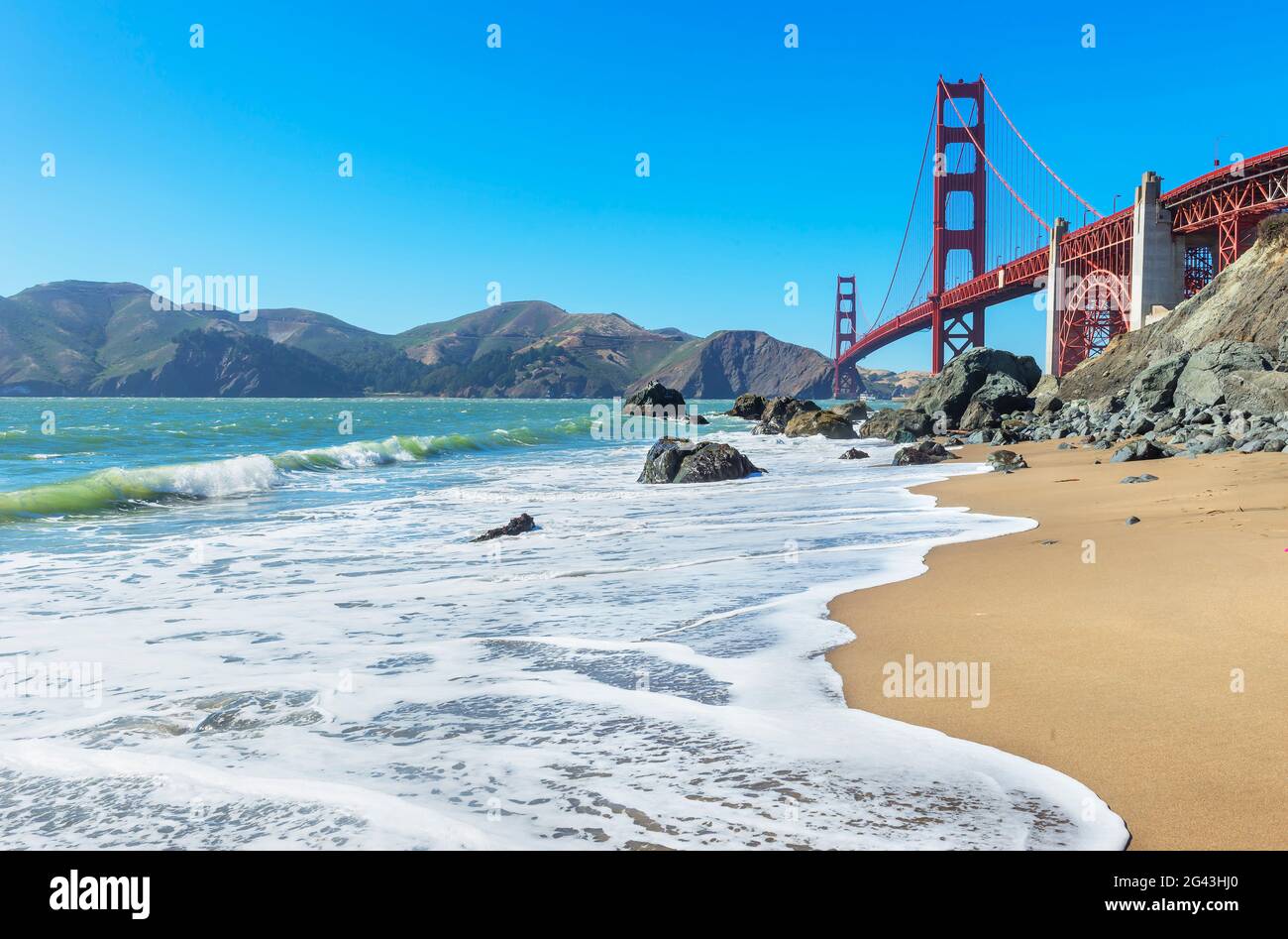 Vista del Golden Gate Bridge dalla spiaggia di Bakery, San Francisco, California, USA Foto Stock