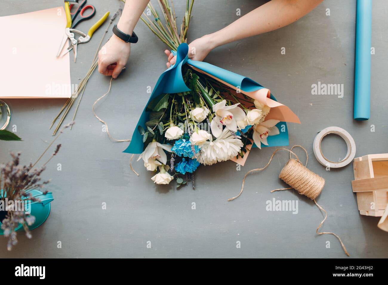 Fiorista donna fare bouquet in fiore boutique Foto Stock