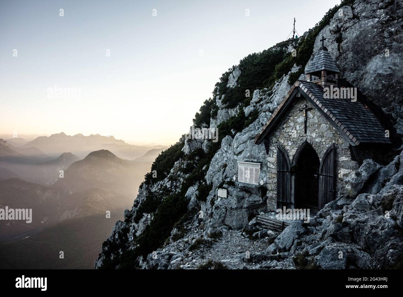 Piccola cappella a pochi metri sotto la cima di Hochstaufens, Chiemgau Alpi, Bad Reichenhall, Baviera, Germania Foto Stock