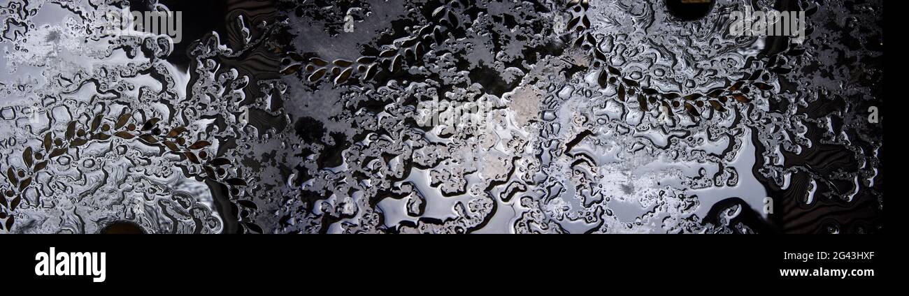 Primo piano di gocce di pioggia sul tavolo nero Foto Stock